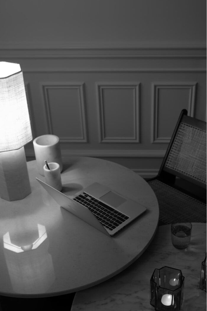 Beleuchtung - Tisch- und Stehlampen - Tischleuchte Eight over eight mit Marmorsockel und Baumwoll Schirm von Louise Roe