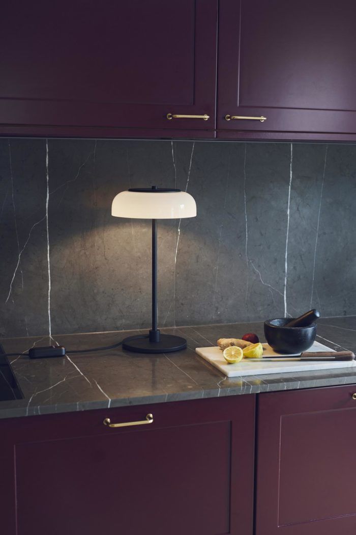 Blossi Tischlampe mit LED schwarz opal weiß nuura