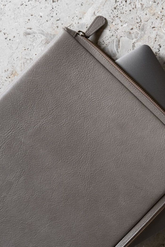 Lederwaren - elegante Laptop Hülle aus Leder von August Sandgren
