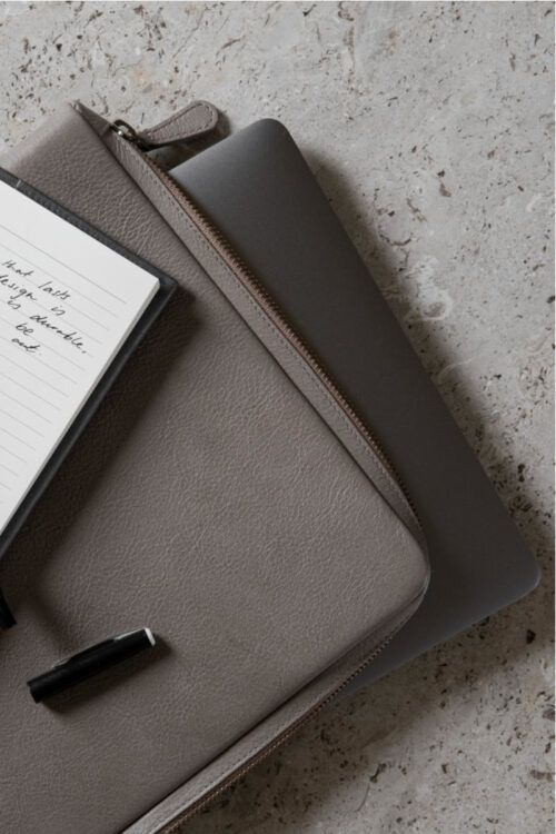 Lederwaren - elegante Laptop Hülle aus Leder von August Sandgren