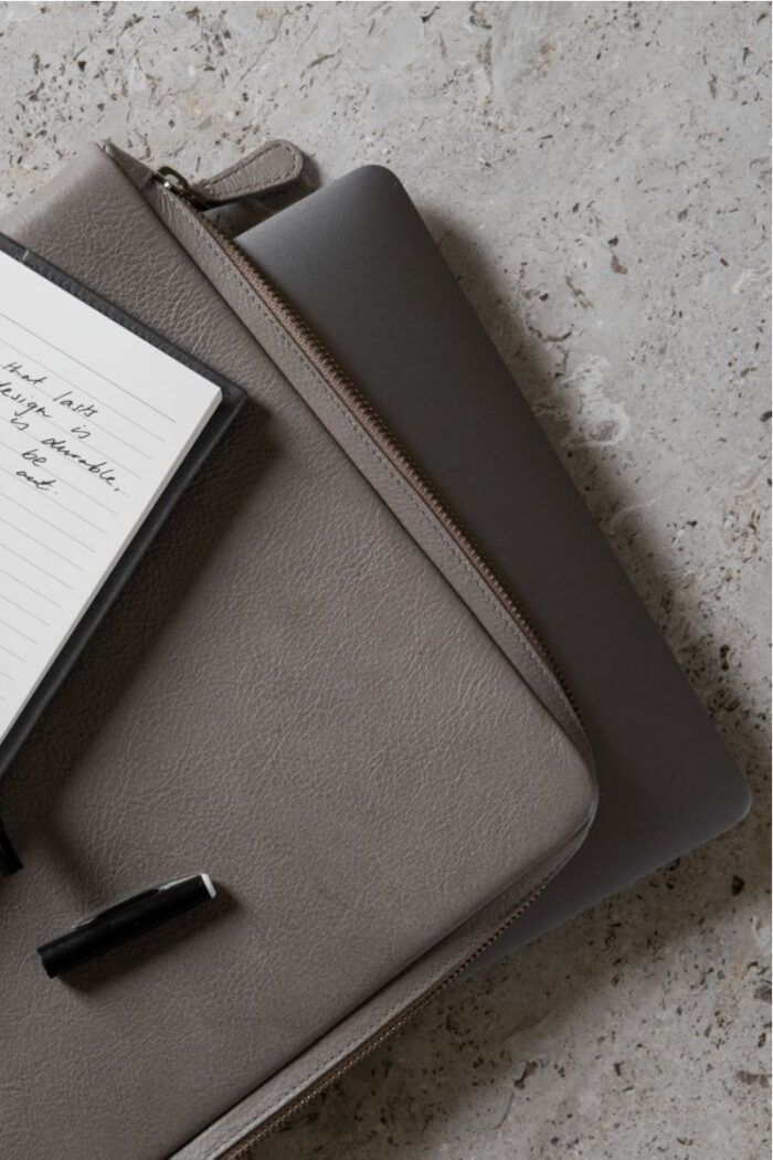 Lederwaren - elegante Laptop Hülle aus Leder von August Sandgren