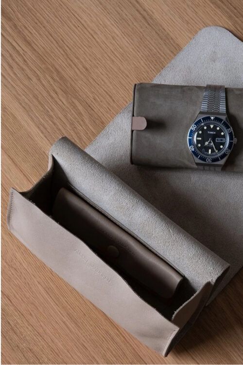Lederwaren - Zeitlose Uhrentasche für unterwegs von August Sandgren