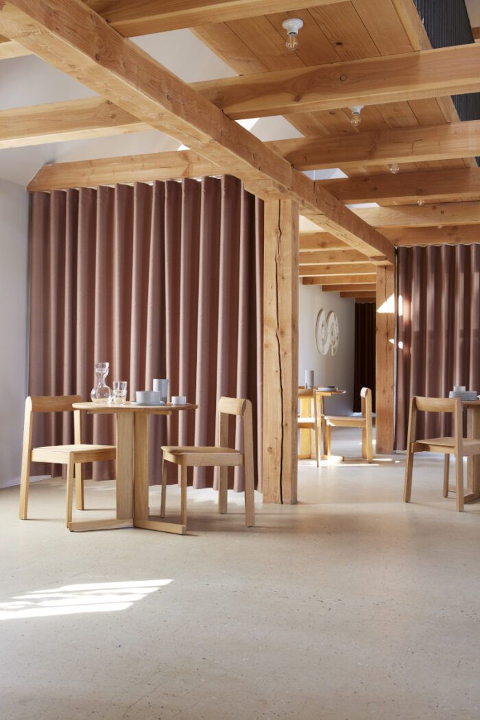 Trefoil Round Table by Form & Refine – Bild 3